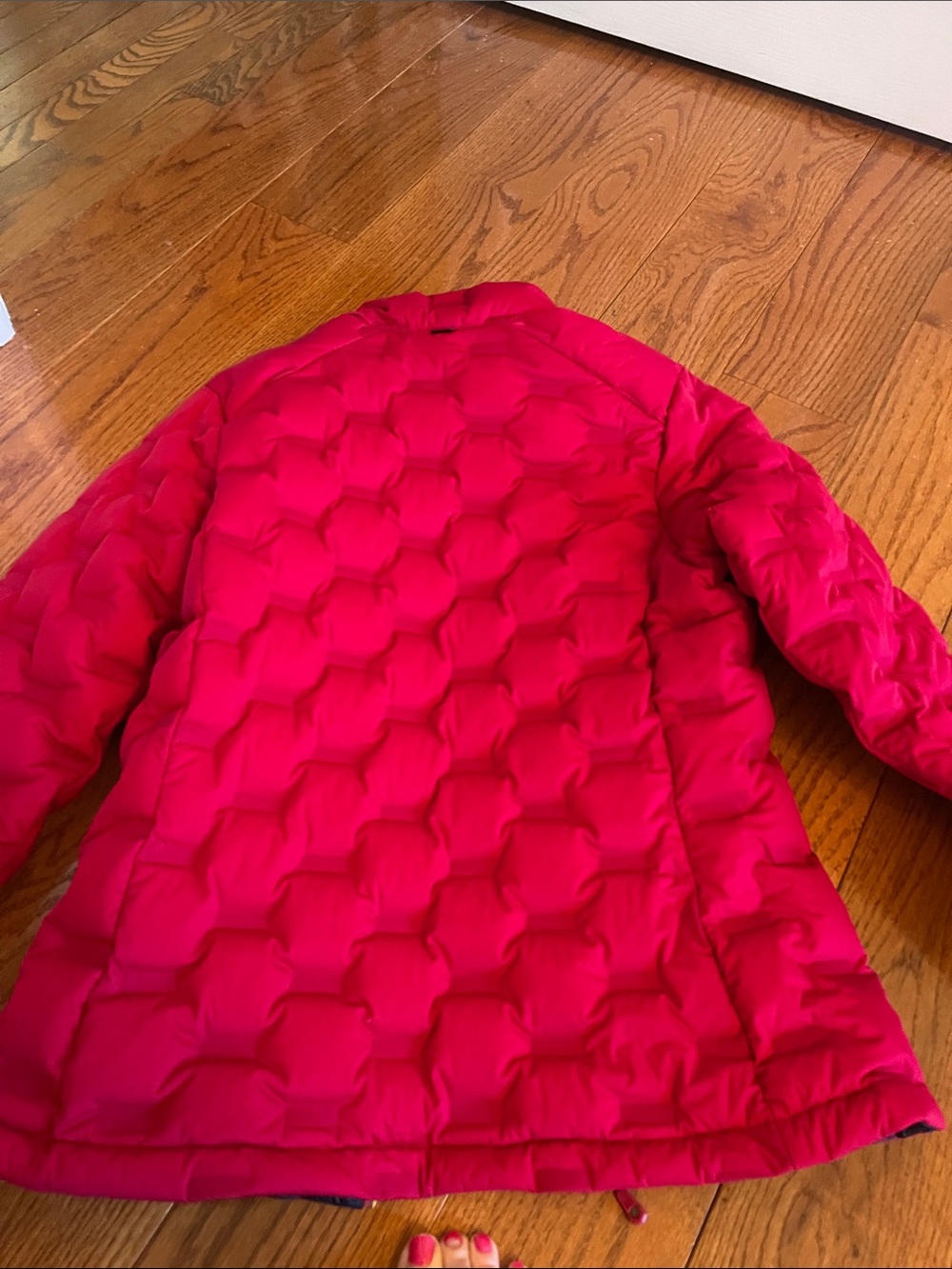 Mountain Hardwear Women's Red Jacket with Navy Blue Lining and Accents - Picture 5 of 5